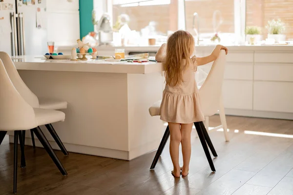 Mother Her Daughters Painting Eggs Happy Family Preparing Easter — Stock Photo, Image