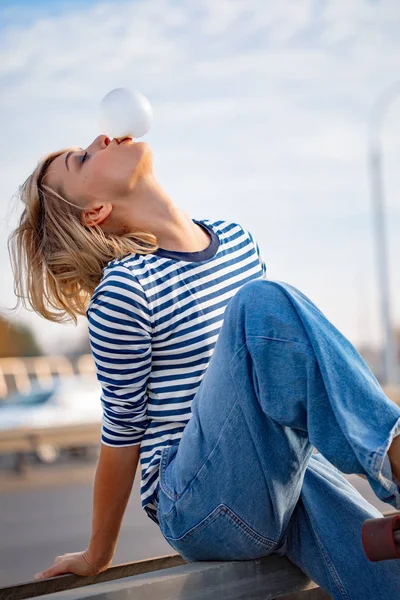 Urban stilvolles junges Mädchen. Emotionales Porträt aktiver — Stockfoto