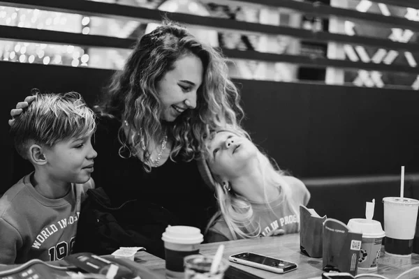 Mãe com filhos no McDonalds. Mãe com crianças em um café . — Fotografia de Stock