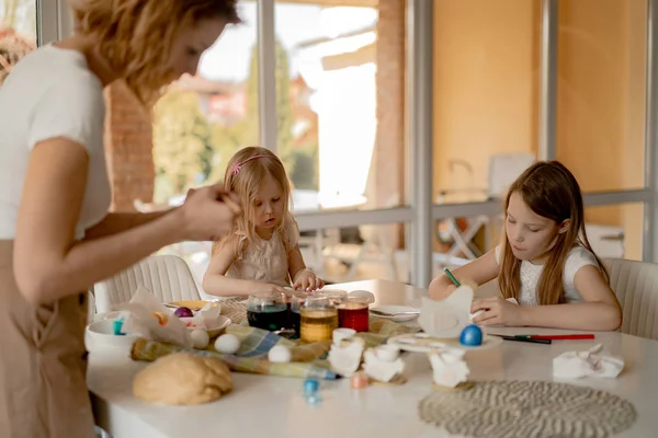 母と娘は卵を描く イースターの準備をしている幸せな家族 — ストック写真