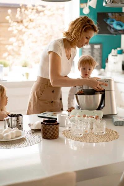 Šťastná Rodina Připravuje Velikonoční Prázdniny Máma Dětmi Kuchyni Peče Koláče — Stock fotografie