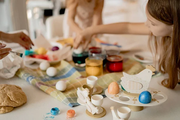 Matka Její Dcery Malují Vejce Šťastná Rodina Připravuje Velikonoce — Stock fotografie