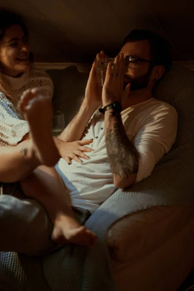 Young Couple Love Spends Cozy Evening Home Couch Cat — 스톡 사진