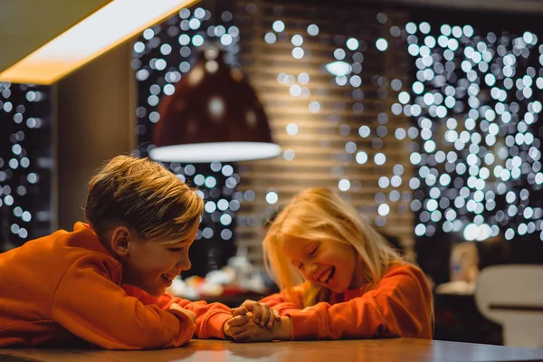 Fratello Sorella Sullo Sfondo Una Ghirlanda Festiva Luci Capodanno Bambini — Foto Stock