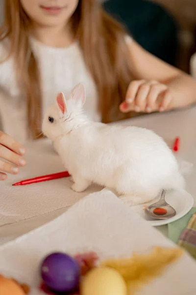 Crianças Brincam Com Coelhos Páscoa — Fotografia de Stock