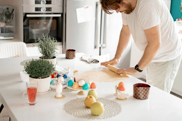 Giovane Donna Sta Preparando Una Torta Pasquale Con Frutta Secca — Foto Stock