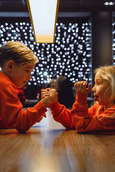 Fratello Sorella Sullo Sfondo Una Ghirlanda Festiva Luci Capodanno Bambini — Foto Stock