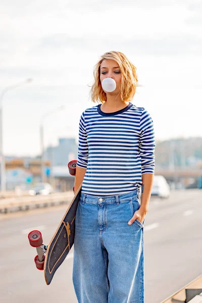 Menina elegante urbana andando com skate. Portador ao ar livre — Fotografia de Stock
