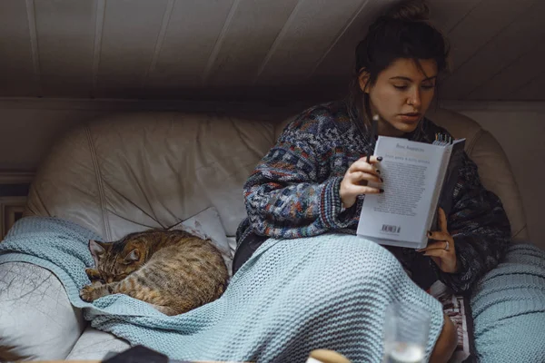 Młoda Kobieta Pod Kratą Kotem Spędza Miło Czas Czytając Ciekawą — Zdjęcie stockowe