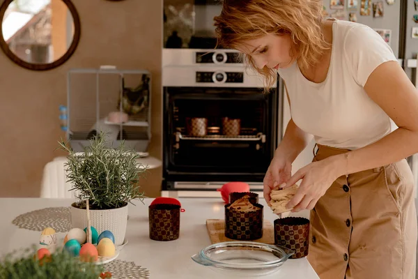 Jeune Femme Prépare Gâteau Pâques Avec Des Fruits Secs Des — Photo