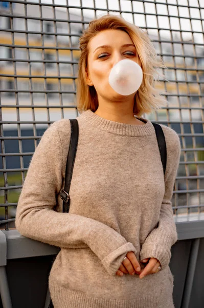 Chica Joven Con Estilo Urbano Retrato Emocional Aire Libre Mujer —  Fotos de Stock