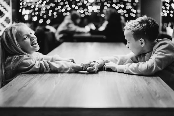 Fratello Sorella Sullo Sfondo Una Ghirlanda Festiva Luci Capodanno Bambini — Foto Stock