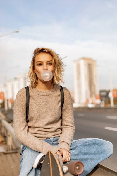 Urban stylish young girl walking with skateboard. Outdoors portr — Stock Photo, Image