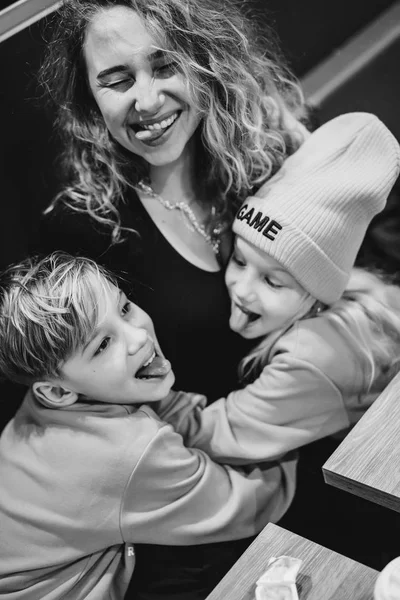 Mãe com filhos no McDonalds. Mãe com crianças em um café . — Fotografia de Stock