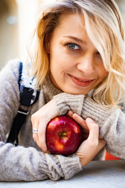 Ritratto emotivo di una giovane donna con una mela — Foto Stock