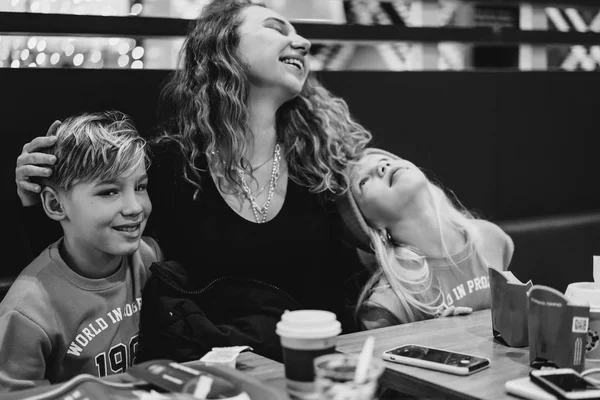 Máma s dětmi v McDonalds. Máma s dětmi v kavárně. — Stock fotografie
