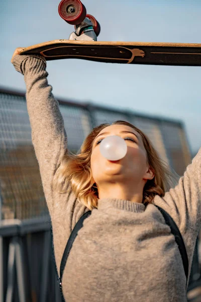 Urban stylové mladé dívky procházky s skateboard. Venkovní portr — Stock fotografie