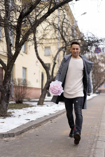 Pojkvän Med Bukett Rosa Blommor Hortensia Väntar Sin Flickvän Utomhus — Stockfoto