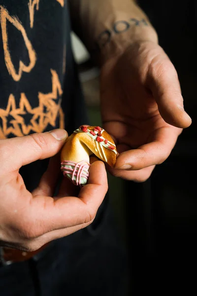 Les Mains Masculines Cassant Biscuit Fortune — Photo