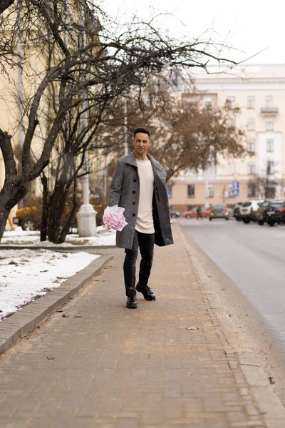 Junge Freund Mit Einem Strauß Rosa Blumen Hortensie Wartet Auf — Stockfoto