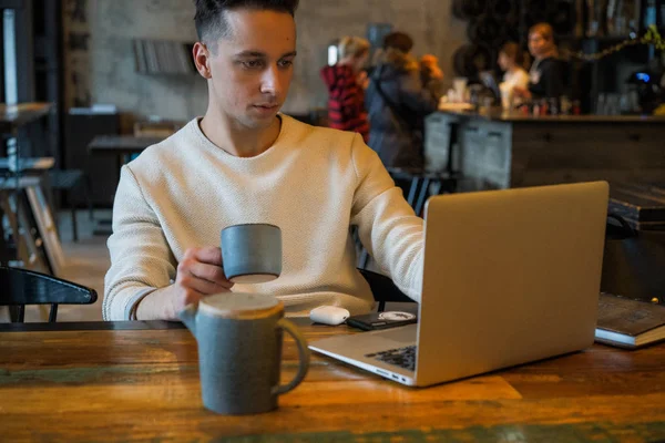 Junger Mann Trinkt Tee Und Arbeitet Laptop Freier Mitarbeiter Einem — Stockfoto