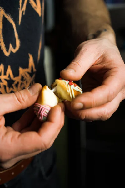 Manos Masculinas Romper Galleta Fortuna — Foto de Stock