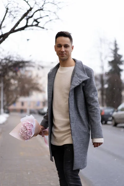 Pojkvän Med Bukett Rosa Blommor Hortensia Väntar Sin Flickvän Utomhus — Stockfoto