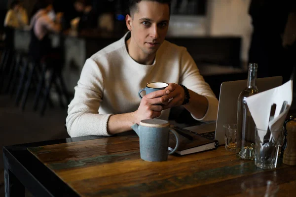 Giovane Beve Lavora Computer Portatile Libero Professionista Che Lavora Caffè — Foto Stock