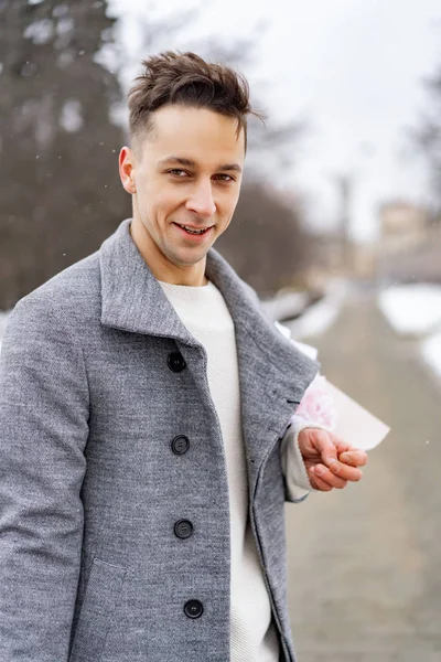 Junge Freund Mit Einem Strauß Rosa Blumen Hortensie Wartet Auf — Stockfoto