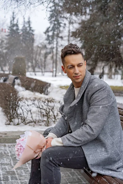 Niño Amigo Con Ramo Flores Rosadas Hortensias Esperando Novia Aire — Foto de Stock