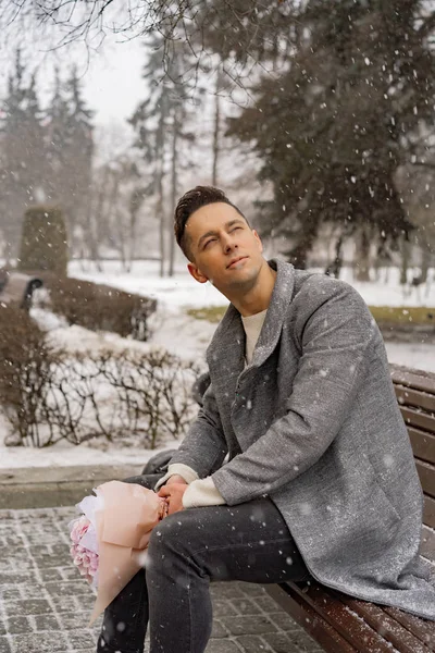 Niño Amigo Con Ramo Flores Rosadas Hortensias Esperando Novia Aire — Foto de Stock