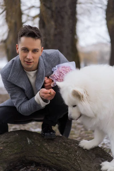 Pojkvän Med Bukett Rosa Blommor Hortensia Väntar Sin Flickvän Och — Stockfoto