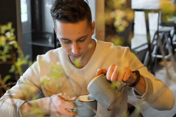 Genç Adam Çay Içiyor Dizüstü Bilgisayarda Çalışıyor Kafede Çalışıyor — Stok fotoğraf