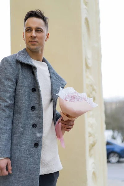 雪が降っている間 ピンクの花の花束を持つ少年の友人は屋外で彼の女の子の友人を待っているアジサイ Valet9の日のコンセプト 結婚式の提案 — ストック写真