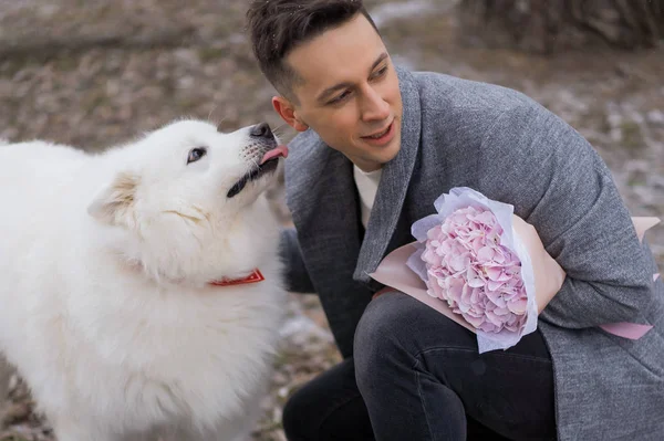 Gutt Venn Med Bukett Rosa Blomster Hydrangea Venter Sin Kjæreste – stockfoto