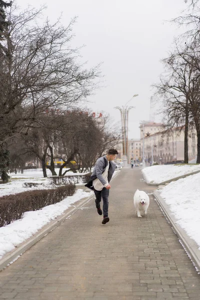 Chłopiec Przyjaciel Bukietem Różowych Kwiatów Hortensji Czeka Swoją Dziewczynę Przyjaciela — Zdjęcie stockowe