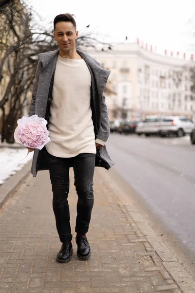 男朋友带着一束粉红色的花在外面等着他的女朋友 这时雪下着 情人节的概念 结婚的建议 — 图库照片