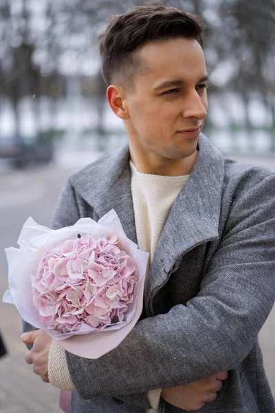Gutt Venn Med Bukett Med Rosa Blomster Hydrangea Venter Kjæresten – stockfoto