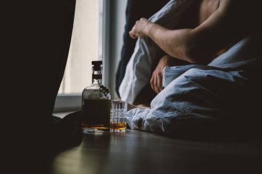 Adam evde viski içiyor, hafta sonu, ruh hali..