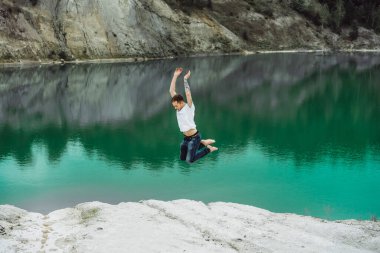 Dünyanın kıyısındaki doğada yaşayan genç bir adam. Göl, dağlar. Çeviri: