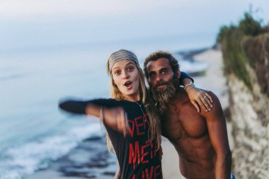 Açık havada aşık gülümseyen bir çift.