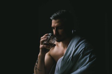 Adam evde viski içiyor, hafta sonu, ruh hali..