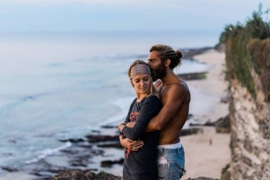 Açık havada aşık gülümseyen bir çift.