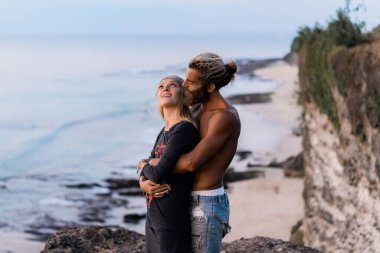 Açık havada aşık gülümseyen bir çift.