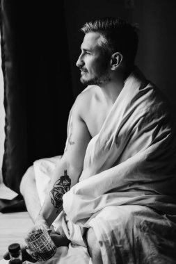 Adam evde viski içiyor, hafta sonu, ruh hali..