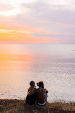 Okyanusta gün batımında aşık bir çift. karışık çift.