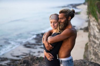 Açık havada aşık gülümseyen bir çift.