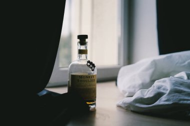 Yerde duran viski şişesi, arka plan..