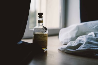 Yerde duran viski şişesi, arka plan..