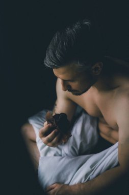 Zarif bir sabah adamı. Evde çıplak yakışıklı bir adam var.